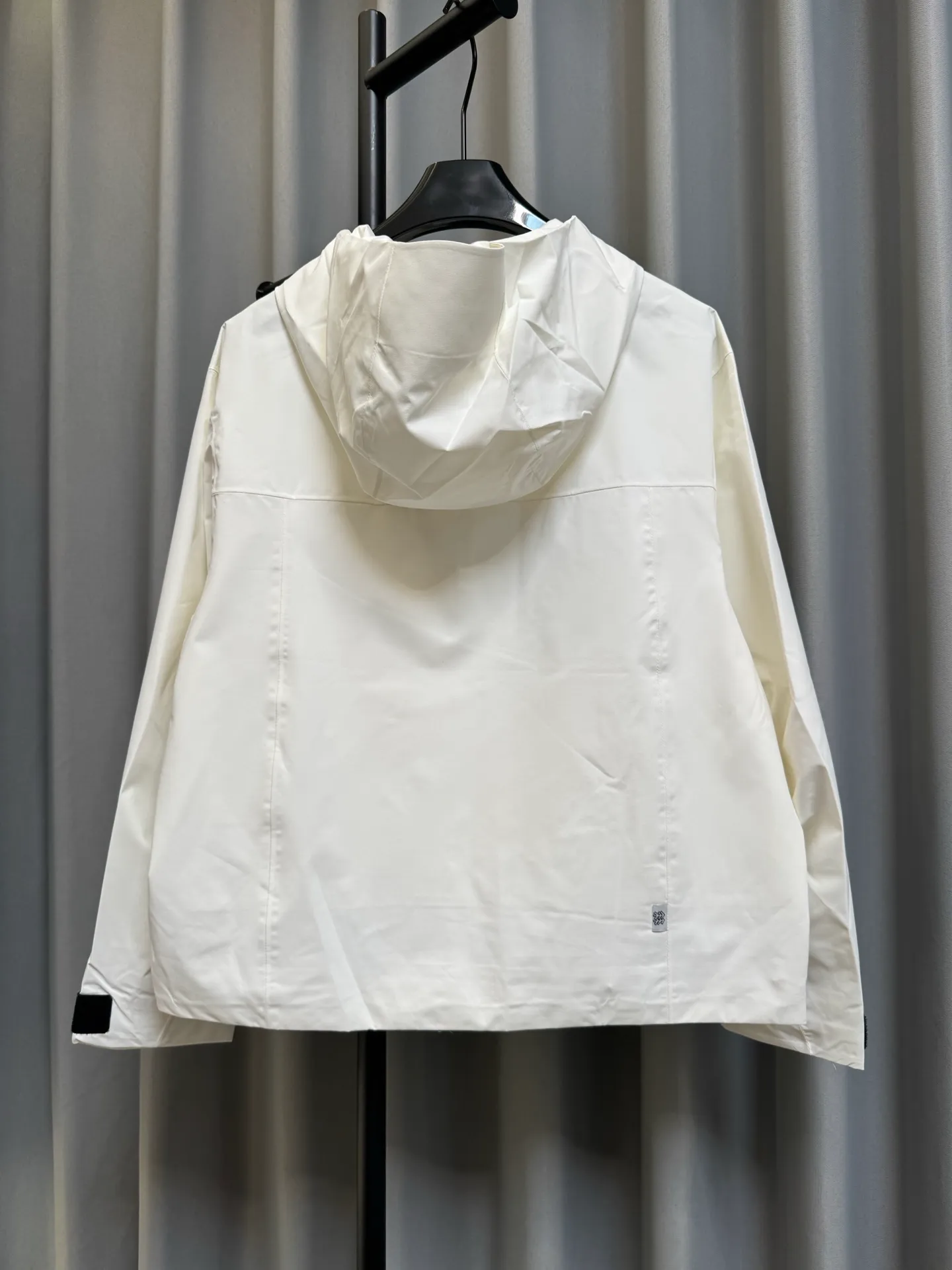 [Premium Reproduction] KOLON SPORT 26fw 2L Short Soft Shell Jacket Loose Waterproof Windproof Wear-Resistant Breathable Jacket (Milk White) Originally developed by b. The top version of this women's jacket is made of polyester fabric, with waterproof, windproof, and Wear-Resistant properties. It is equipped with a waterproof zipper. The hood, cuffs, and hem are adjustable and have a loose fit. It is suitable for summer outdoor scenes and can also be used for daily commuting. It not only meets the needs of basic outdoor protection, but also has a dazzling color design, taking into account both practicality and appearance. It is suitable for women who pursue professional outdoor functions and value the dressing effect. It is positioned as a practical model that takes into account both outdoor and daily life. Look for the version. Size：xs/s/m/l/xl